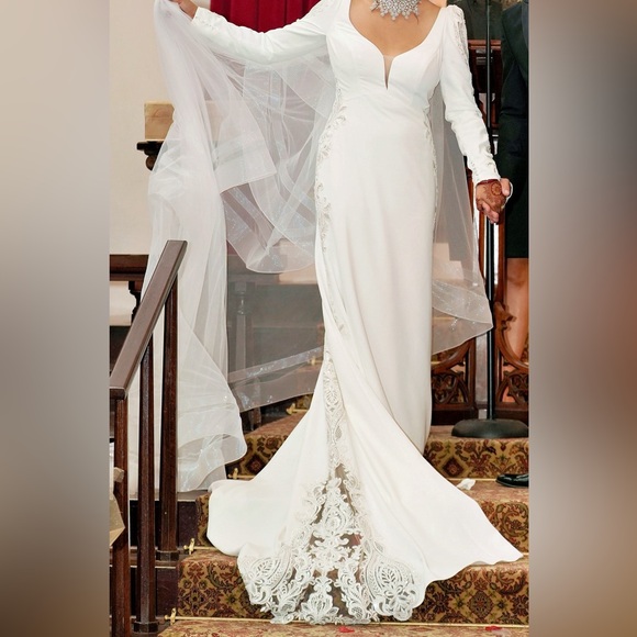 One of a kind wedding dress - worn only a couple hours - Picture 3 of 8